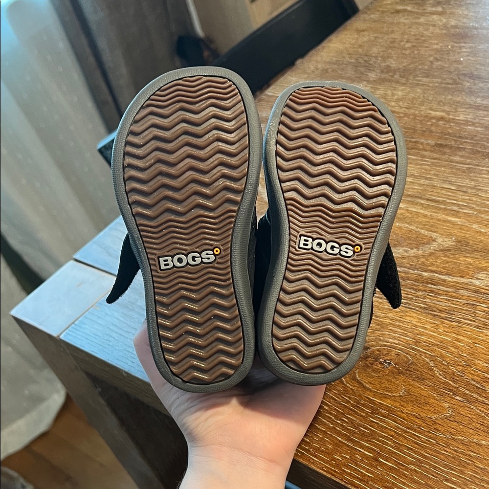 Bogs Kids Black Velcro Boots - Picture 5 of 5